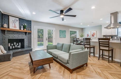 Frisco House | Explore Pecan Grove: Downtown Stroll and Pet-Friendly Stay