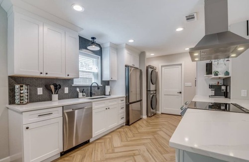 Frisco House | Explore Pecan Grove: Downtown Stroll and Pet-Friendly Stay