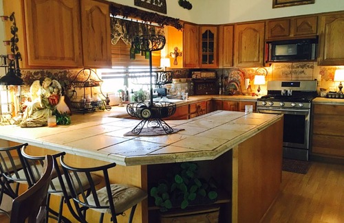 Caldwell House | Discover Pecan Haven's Country Villa with Pool & Lake Views
