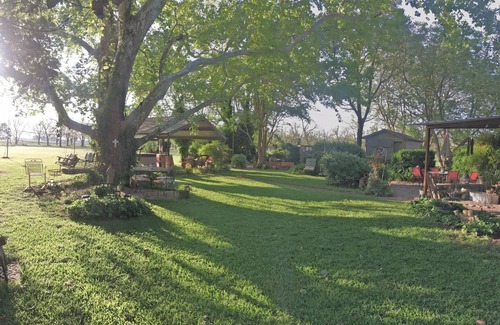 Caldwell House | Discover Pecan Haven's Country Villa with Pool & Lake Views