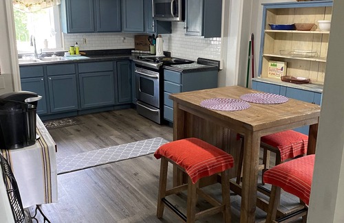 Wanette House | Pet Friendly Pecan Hill Cottage with Pool & Breakfast