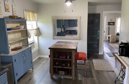 Wanette House | Pet Friendly Pecan Hill Cottage with Pool & Breakfast