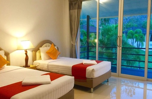 Tha Sao Resort | Relax at Pechmaneekan Beach Resort with Pool & Family Amenities