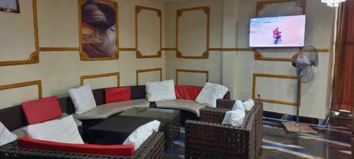 Mosogar Hotel | Discover Pecos Place Hotel & Suite: Family-Friendly Retreat