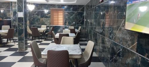Mosogar Hotel | Discover Pecos Place Hotel & Suite: Family-Friendly Retreat