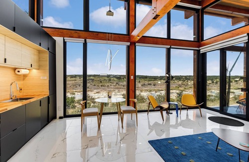 Johnson City Cottage | Pedernales River Guesthouses - PONDER