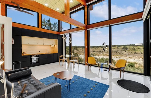 Johnson City Cottage | Pedernales River Guesthouses - PONDER