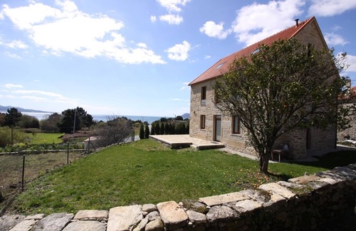 Muros House | Experience PEDRA DO CADRO: Where SEA Meets MOUNTAIN Bliss