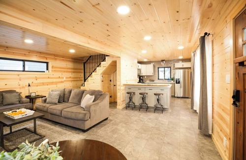 Donner Lake Woods Cabin | Cozy Donner Lake Cottage with Scenic Views and Breakfast