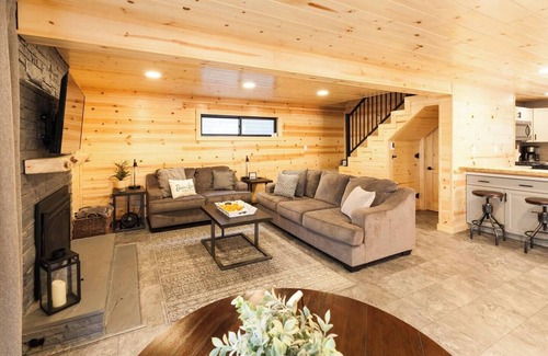 Donner Lake Woods Cabin | Cozy Donner Lake Cottage with Scenic Views and Breakfast