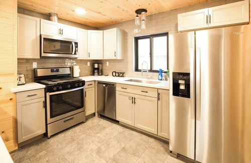 Donner Lake Woods Cabin | Cozy Donner Lake Cottage with Scenic Views and Breakfast