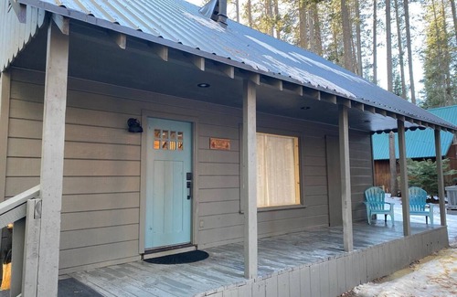 Donner Lake Woods Cabin | Cozy Donner Lake Cottage with Scenic Views and Breakfast