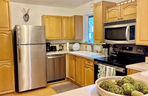 Glacier House | Serene Peekaboo Lake View Cabin with Hot Tub & Breakfast