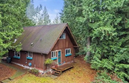 Glacier House | Serene Peekaboo Lake View Cabin with Hot Tub & Breakfast