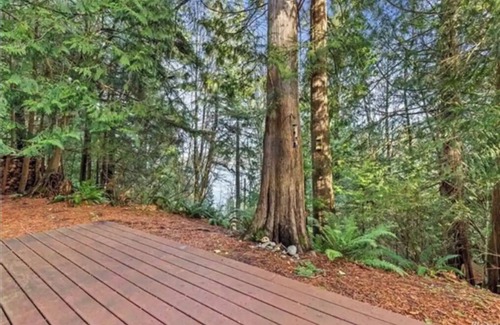 Glacier House | Serene Peekaboo Lake View Cabin with Hot Tub & Breakfast