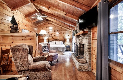 Pigeon Forge House | Relaxing Retreat with Hot Tub, Pool Table & Jacuzzi