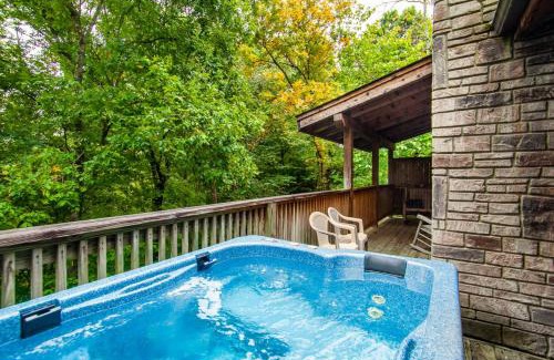 Pigeon Forge House | Relaxing Retreat with Hot Tub, Pool Table & Jacuzzi