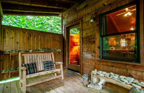 Pigeon Forge House | Relaxing Retreat with Hot Tub, Pool Table & Jacuzzi