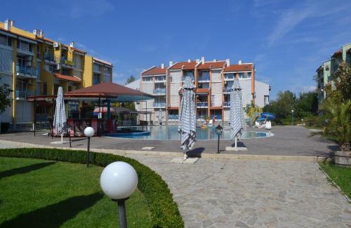 Sunny Beach Apartment | Peevi Apartments Elit 1: Oceanfront Retreat with Pool