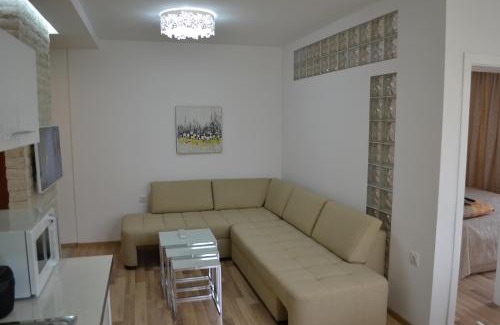 Sunny Beach Apartment | Peevi Apartments Elit 1: Oceanfront Retreat with Pool