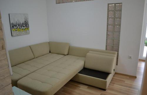 Sunny Beach Apartment | Peevi Apartments Elit 1: Oceanfront Retreat with Pool