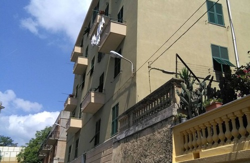 Pegli Apartment | Seaside Getaway at Pegli The Artist's House with Spa & Breakfast