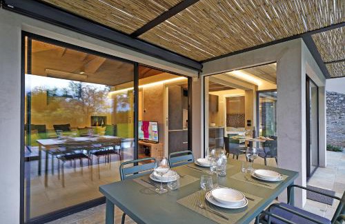 Villavetro Villa | Pelacà 1931: Small Villa with Oceanfront Minipool