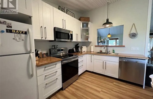 Kingsville House | Pelee Island Escape - Waterfront Views & Pet-Friendly Stay