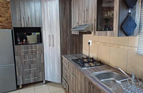 Bloemfontein Apartment | Discover Pelgrimsrus: Family-Friendly Getaway with High Ratings