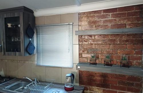Bloemfontein Apartment | Discover Pelgrimsrus: Family-Friendly Getaway with High Ratings