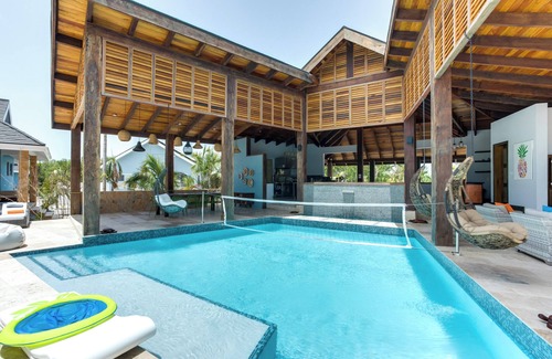 Placencia House | Pelican: Beachfront Cabana with 2 Queen Beds on Private Island
