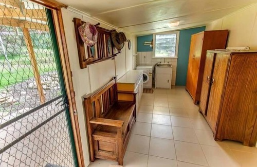 Muston House | Pelican Cabin: Enjoy Ocean Views and Family-Friendly Retreats