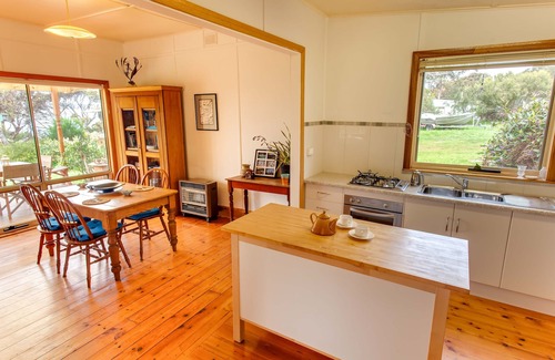 Muston House | Pelican Cabin: Enjoy Ocean Views and Family-Friendly Retreats