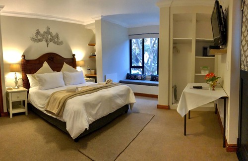Sedgefield House | Pelican Lodge: Family-Friendly Retreat with Pool & Dining