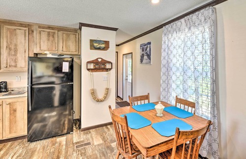 Harkers Island Cottage | Pet-Friendly Pelican Place Coastal Cottage near Back Sound