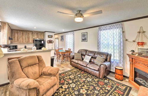Harkers Island Cottage | Pet-Friendly Pelican Place Coastal Cottage near Back Sound