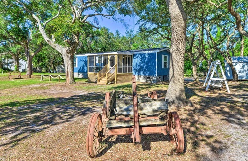 Harkers Island Cottage | Pet-Friendly Pelican Place Coastal Cottage near Back Sound