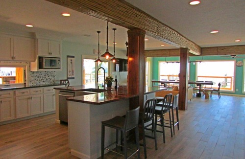 Clear Lake Shores House | Discover Kemah Boardwalk Pelicans Landing Rentals - 9.8/10!