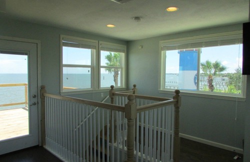 Clear Lake Shores House | Discover Kemah Boardwalk Pelicans Landing Rentals - 9.8/10!