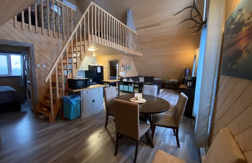 Belmont Cabin | Pelicans Nest: Ideal Retreat with Hot Tub & Ocean View