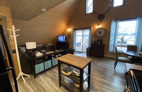 Belmont Cabin | Pelicans Nest: Ideal Retreat with Hot Tub & Ocean View