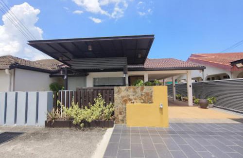 Miri Villa | Guest Rated: Pelita Commercial Centre Homestay with Hot Tub
