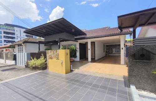 Miri Villa | Guest Rated: Pelita Commercial Centre Homestay with Hot Tub