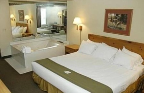 Levering Hotel | Inviting Pellston Lodge: Family-Friendly with Pool & Spa