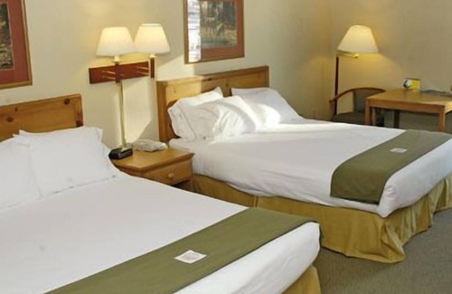 Levering Hotel | Inviting Pellston Lodge: Family-Friendly with Pool & Spa