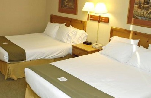Levering Hotel | Inviting Pellston Lodge: Family-Friendly with Pool & Spa