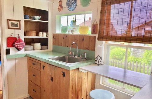 Pemaquid Point House | Pet-Friendly Pemaquid Point Cottage Steps from Lighthouse