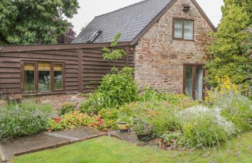 Welsh Newton House | Welcoming Pembridge Cottage: Pet-Friendly Family Retreat