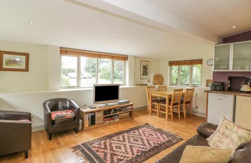 Welsh Newton House | Welcoming Pembridge Cottage: Pet-Friendly Family Retreat