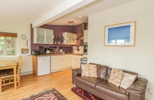 Welsh Newton House | Welcoming Pembridge Cottage: Pet-Friendly Family Retreat